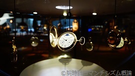 ”機械式時計。スイス国際時計博物館で撮影しました。懐中時計。ムーンフェイズがついています”