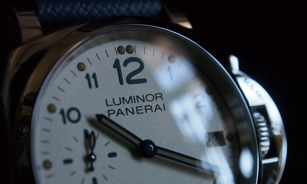 ”パネライ（PANERAI）のルミノールドュエ。青い革ベルト。スイスメイドの腕時計”