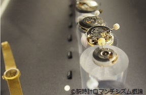”時計のムーブメントの展示。機械式時計の組み立ての過程。自動巻き。スイスで撮影”