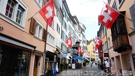”スイスチューリッヒの街並み。アンティーク時計店のあった路地で撮影”