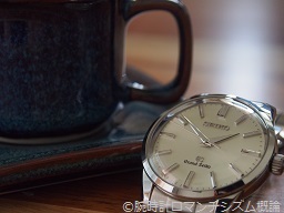 ”グランドセイコー（GRANDSEIKO）の腕時計。年差クォーツ。文字盤はシルバーで三針時計。これはまだセイコー（SEIKO）表記が文字盤に残っている時代の時計”