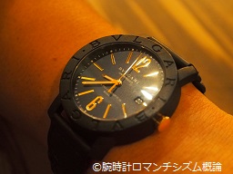 ”ブルガリ（BVLGARI）の腕時計。カーボン製の機械式時計。文字盤がブルー”