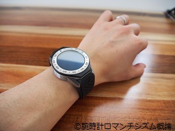 ”スマートウォッチ。タグホイヤーが発売したコネクテッドモジュール41の腕時計。腕に着用したところ”